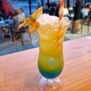 Cocktail Blue Malibu en El Encanto Cocktail Bar, Alcobendas